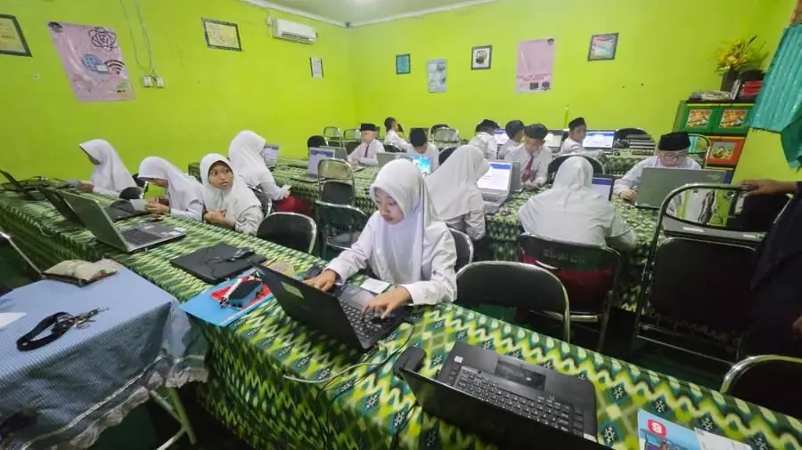 Belajar di laboratorium komputer