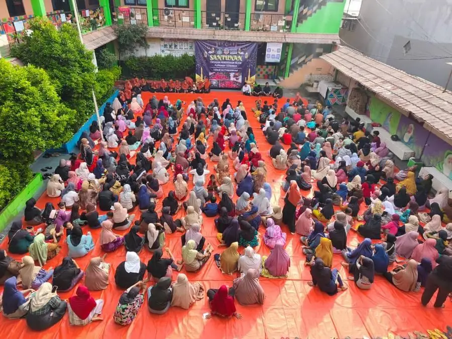 Warga penerima santunan di halaman sekolah