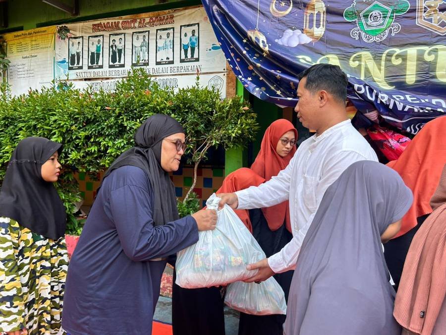 Pemberian paket sembako