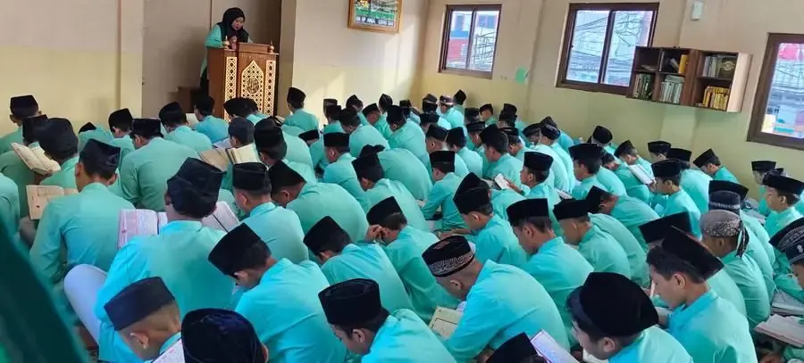 Siswa membaca bersama dalam kegiatan pembiasaan ibadah