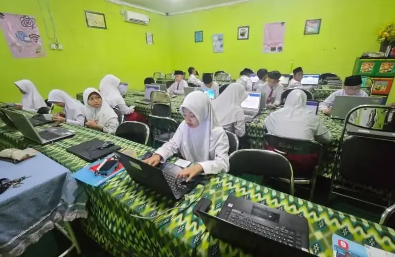 Siswa SMPIT Al-Qomar di laboratorium komputer