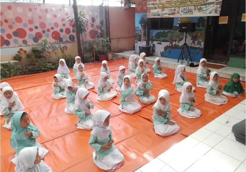 Anak-anak TKIT Muthmainnah belajar bersama di kelas